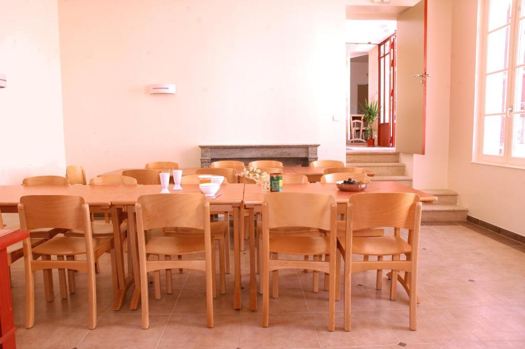 La Maison Des Randonneurs Hostel Оксер Екстериор снимка